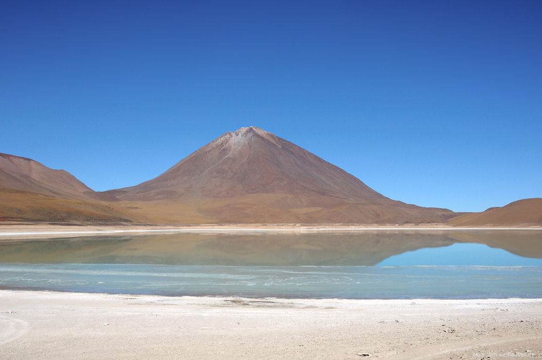 Bilder aus Bolivien - Der Vulkan Licancabur erhebt sich direkt hinter der Laguna Verde.