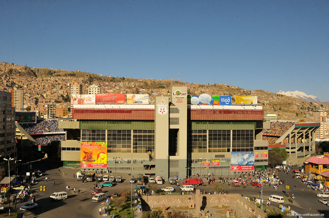 Bilder aus Bolivien - Das Nationalstadion von Bolivien in La Paz - Fu�ball auf 3600m H�he ist nur etwas f�r Trainierte.