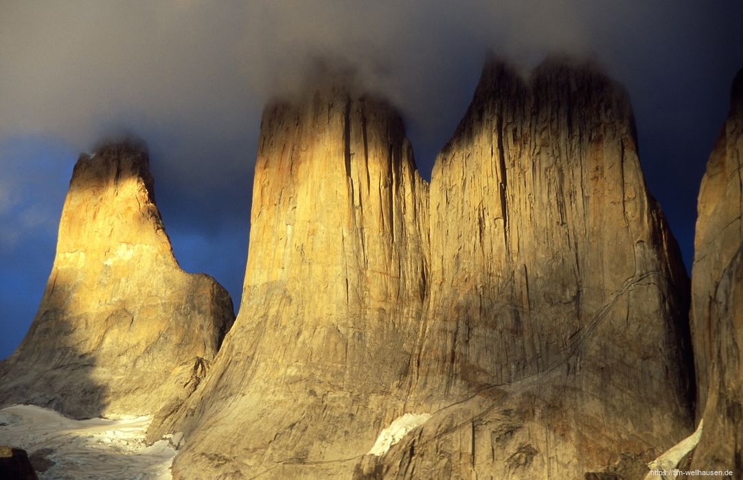 Bilder aus Chile - Die drei Torres im gelben Sonnenlicht des fr�hen Morgen