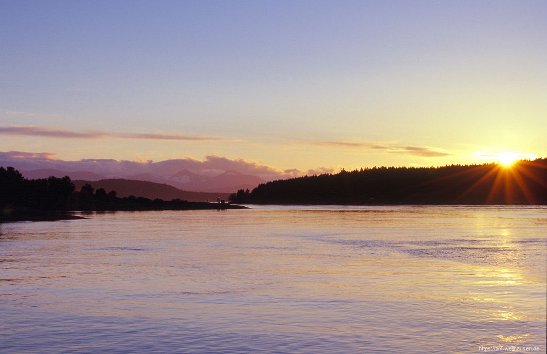 Bilder aus Kanada - Sonnenuntergang auf Galiano Island mit Blick auf Thetis Island und Vancouver Island am Horizont.