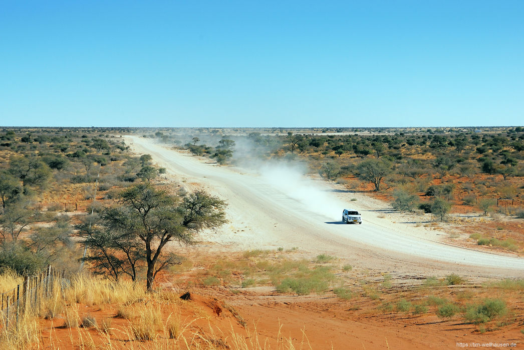 Bilder aus Namibia - Jedes entgegenkommende Auto wirbelt viel Staub auf - in manchen Ecken Namibias jedoch ein seltenes Ereignis.