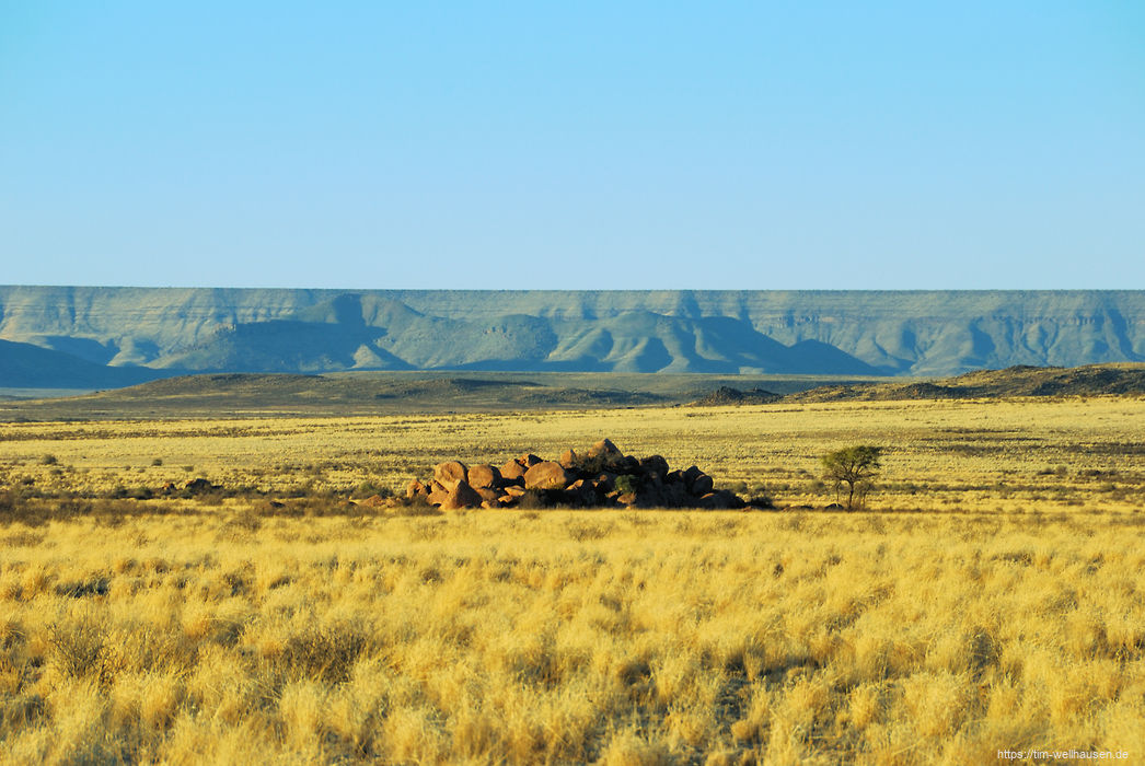 Bilder aus Namibia - Weite Landschaften findet man in Namibia zwar viele - leider t�uscht der idyllische Eindruck ein wenig: alles ist Farmland.