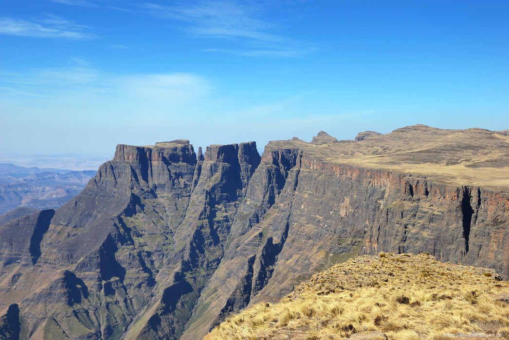 Bilder aus S�dafrika - Auf dem Plateau des Amphitheaters - die Felsw�nde fallen hier fast einen Kilometer in die Tiefe.