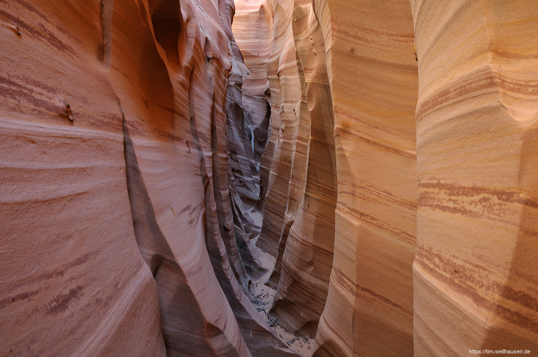 Bilder aus dem S�dwesten der USA - Im Zebra Canyon kamen wir zum Gl�ck trocken in den hinteren Teil, der dem Namen des Canyons alle Ehre macht.