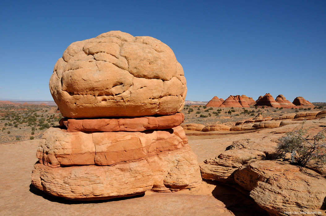 Bilder aus dem S�dwesten der USA - Der gro�e Burger-Rock mit dem Teepee-Felsen im Hintergrund