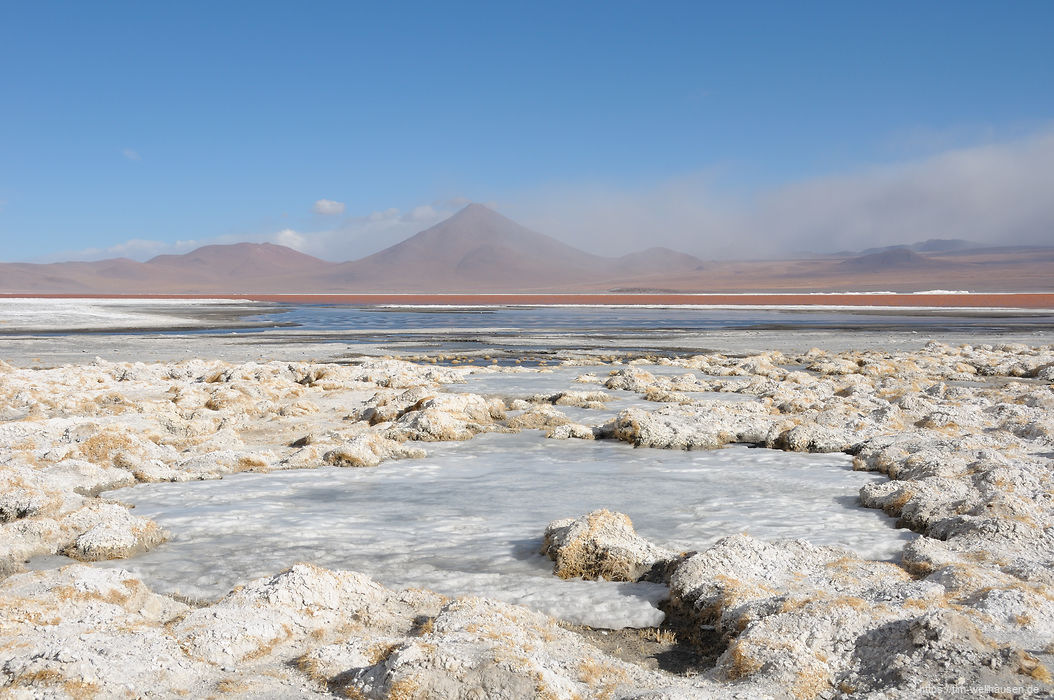 Auf über 4000 Metern Höhe ist es bitterkalt - die Laguna Colorada ist am Rand vereist.