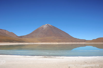 Der Vulkan Licancabur erhebt sich direkt hinter der Laguna Verde.