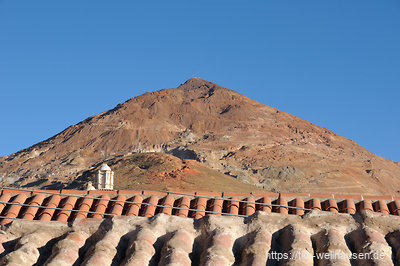 Der Cerro Rico in Potosi ist der Schicksalsberg Südamerikas. In den Silberminen dieses Berges sind im Laufe der Jahrhunderte mehrere Millionen Indios ums Leben gekommen. Die spanische Krone konnte mit dem Silber ihr Weltreich finanzieren.