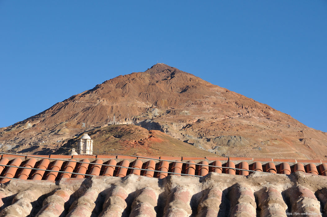 Der Cerro Rico in Potosi ist der Schicksalsberg Südamerikas. In den Silberminen dieses Berges sind im Laufe der Jahrhunderte mehrere Millionen Indios ums Leben gekommen. Die spanische Krone konnte mit dem Silber ihr Weltreich finanzieren.