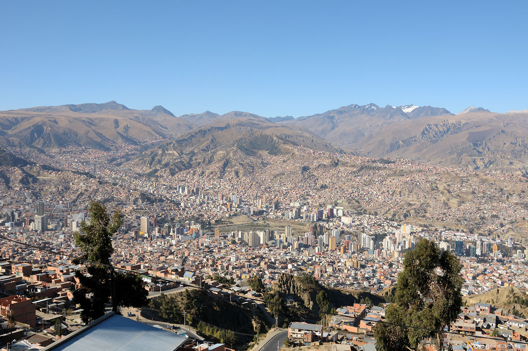 La Paz liegt in einem Talkessel - die besten Lagen finden sich ganz unten, da dort die Luft besser und der Wind etwas weniger streng ist.