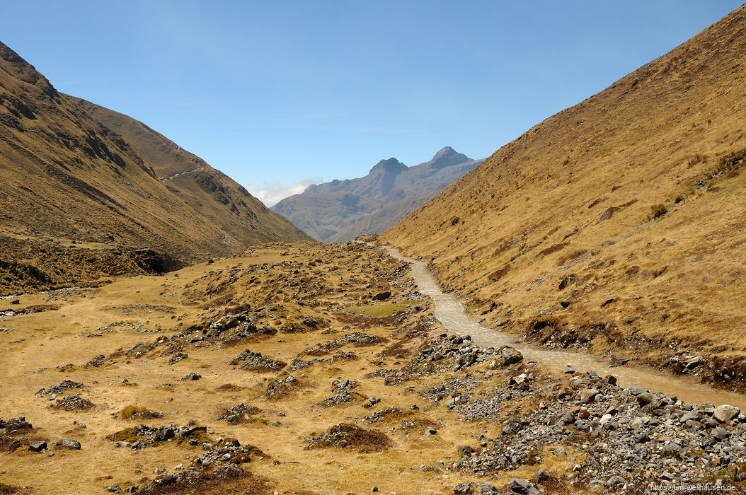 Der Weg stammt aus der Vor-Inka-Zeit und wurde von den Inkas ausgebaut. Die Straße ist heute noch bestens in Schuss - leider ist das Laufen auf Stein auf Dauer sehr anstrengend.