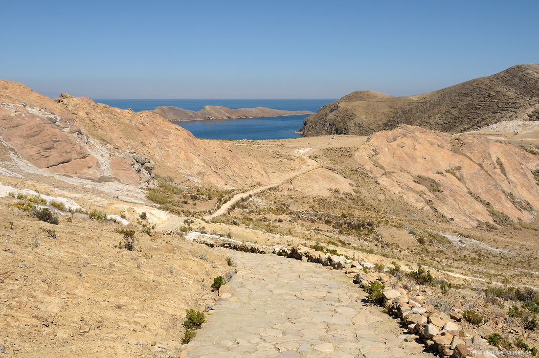 Im Titicaca-See liegt die Isla del Sol mit dem wichtigsten Heiligtum der Inkas: der sehr unscheinbre rote Fels auf der rechten Seite im Bild.