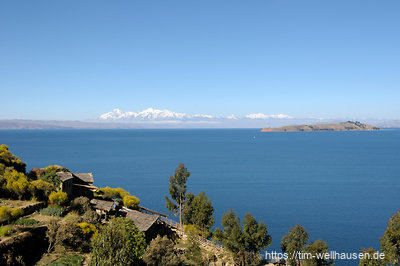 Blick von der Isla del Sol auf den Titicaca-See mit der Anden-Cordillere und der Isla de la Luna.