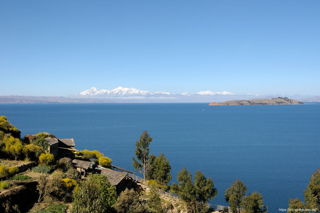 Blick von der Isla del Sol auf den Titicaca-See mit der Anden-Cordillere und der Isla de la Luna.