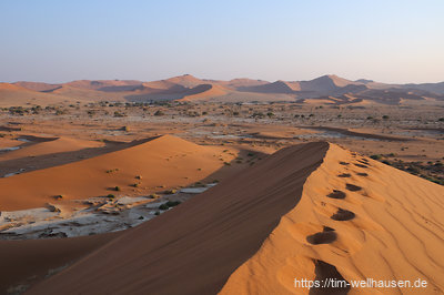 Früh morgens in der Nähe des Sossousvleis - der Blick von einer Sanddüne in die Umgebung ist herlich.