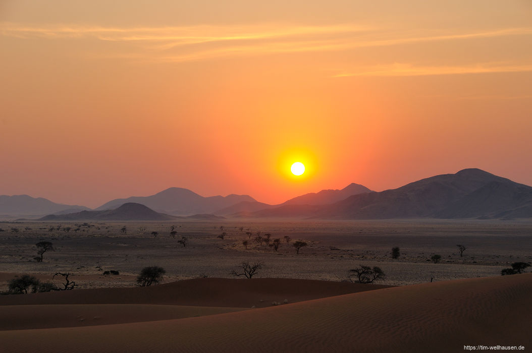 Sonnenaufgang am Rande der Namib