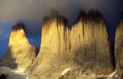 Die drei Torres im gelben Sonnenlicht des frühen Morgen