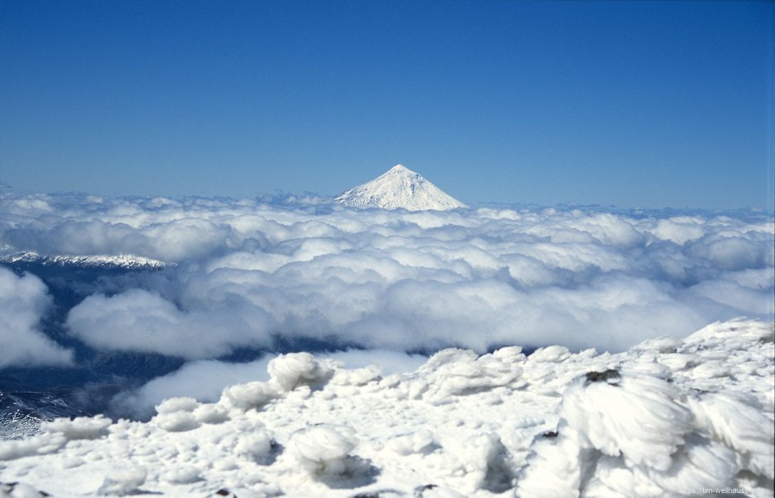 Blick vom Villarrica zum benachbarten Vulkan
