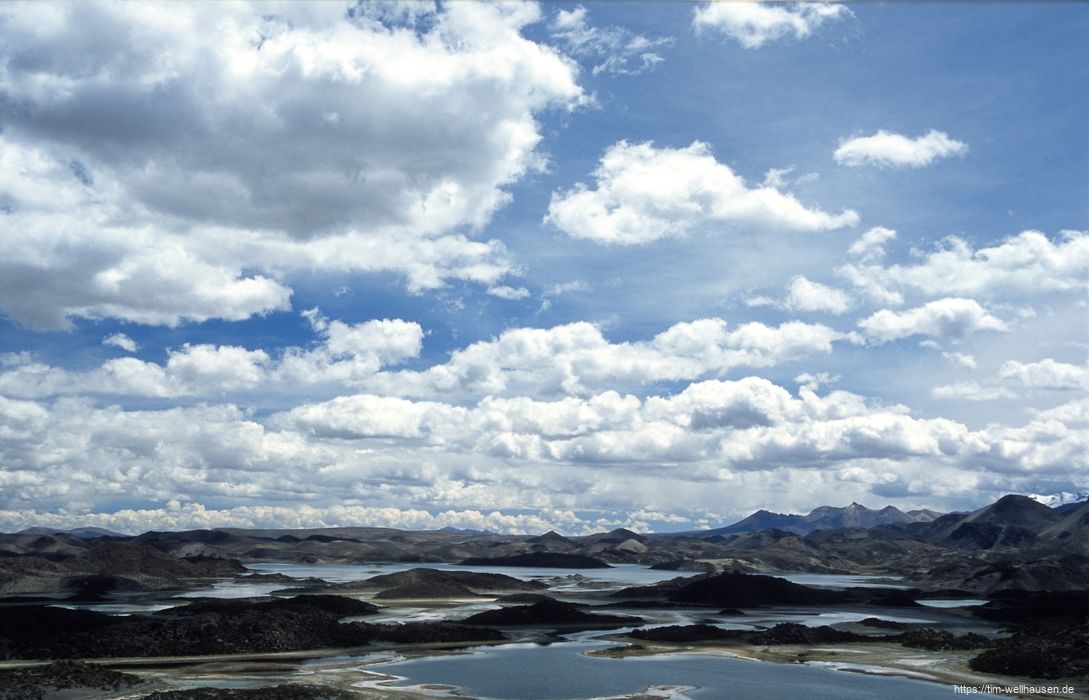 Ein Tal, geprägt durch die Lavaströme des Parinacota