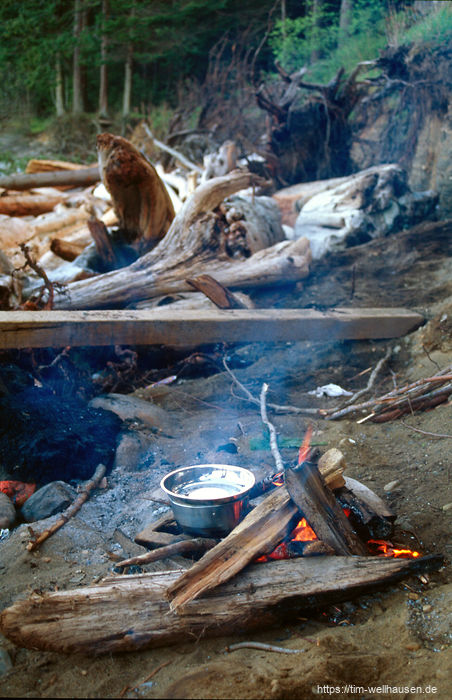 Ein verlassener Camping Platz auf Galiano Island, einer der Gulf Islands zwischen dem Westküste Kanadas und der vorgelagerten Insel Vancouver Island. Die gerade vorübergegangenen Winterstürme haben für viel Treibholz gesorgt...