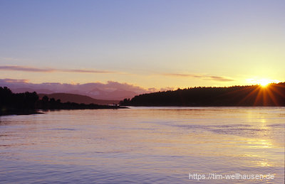 Sonnenuntergang auf Galiano Island mit Blick auf Thetis Island und Vancouver Island am Horizont.