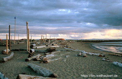 Wreck Beach in Vancouver, direkt am Campus der UBC, aber verlassen bei stürmischem Wetter