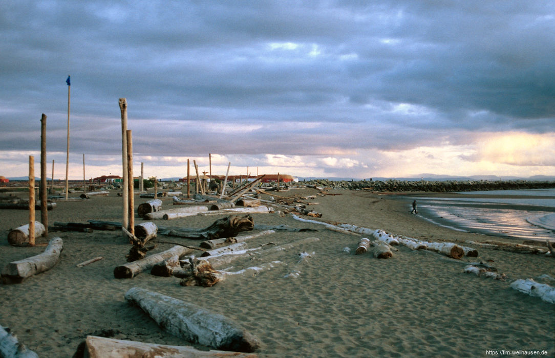 Wreck Beach in Vancouver, direkt am Campus der UBC, aber verlassen bei stürmischem Wetter