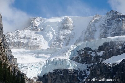 Auf den Bergen um den Moraine Lake sind viele Gletscher zu sehen.