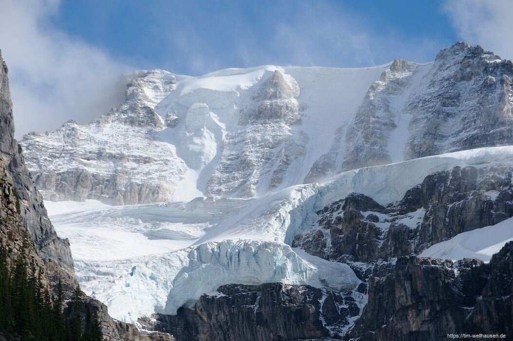 Auf den Bergen um den Moraine Lake sind viele Gletscher zu sehen.