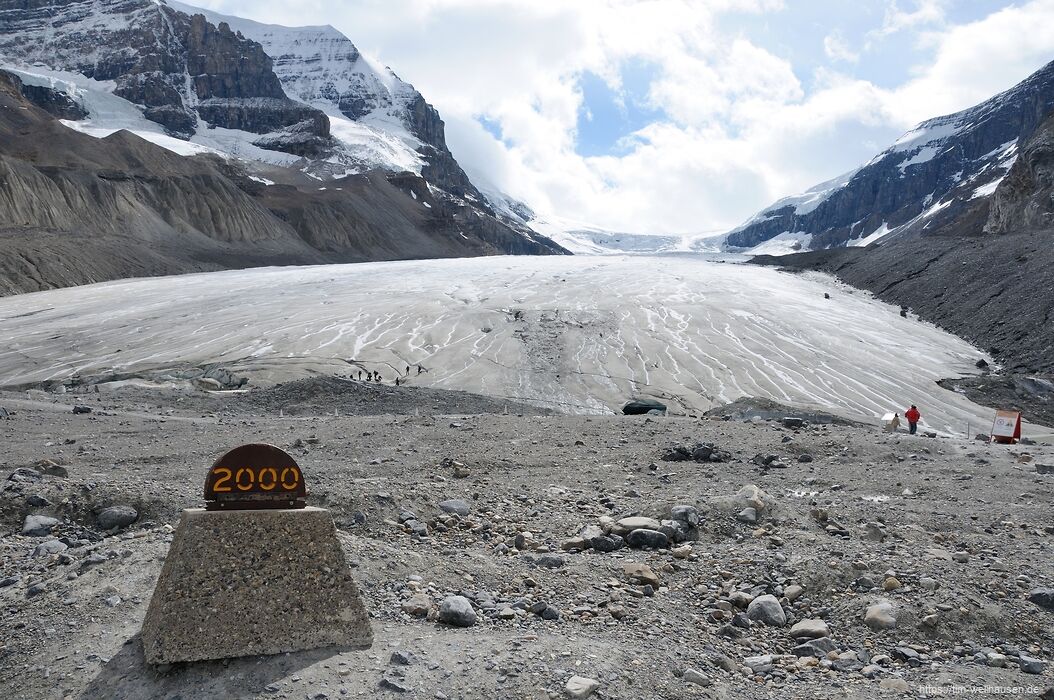 Der Athabasca-Gletscher lässt sich vom Icefields Parkway mit einem Spaziergang erreichen. Leider wird dieser Spaziergang jedes Jahr etwas länger.