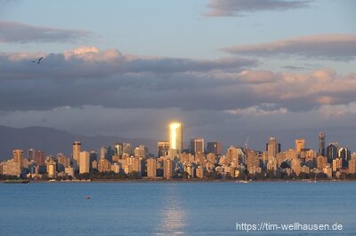 Die Skyline von Vancouver im Abendlicht, von Jericho Beach aus gesehen