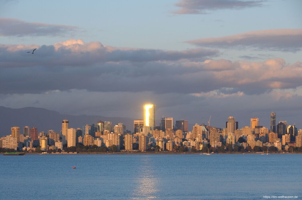 Die Skyline von Vancouver im Abendlicht, von Jericho Beach aus gesehen