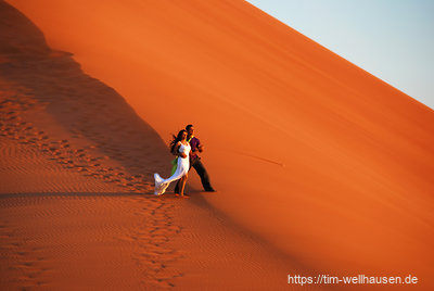 Mitten im Dünenmeer der Namib: Aufnahmen für einen Bollywood-Film.