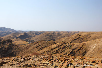 Der Kuiseb-Pass führt über keinen Berg, sondern durch eine Schlucht - die Landschaft schaut unwirklich aus, zudem war es bei uns sehr diesig.