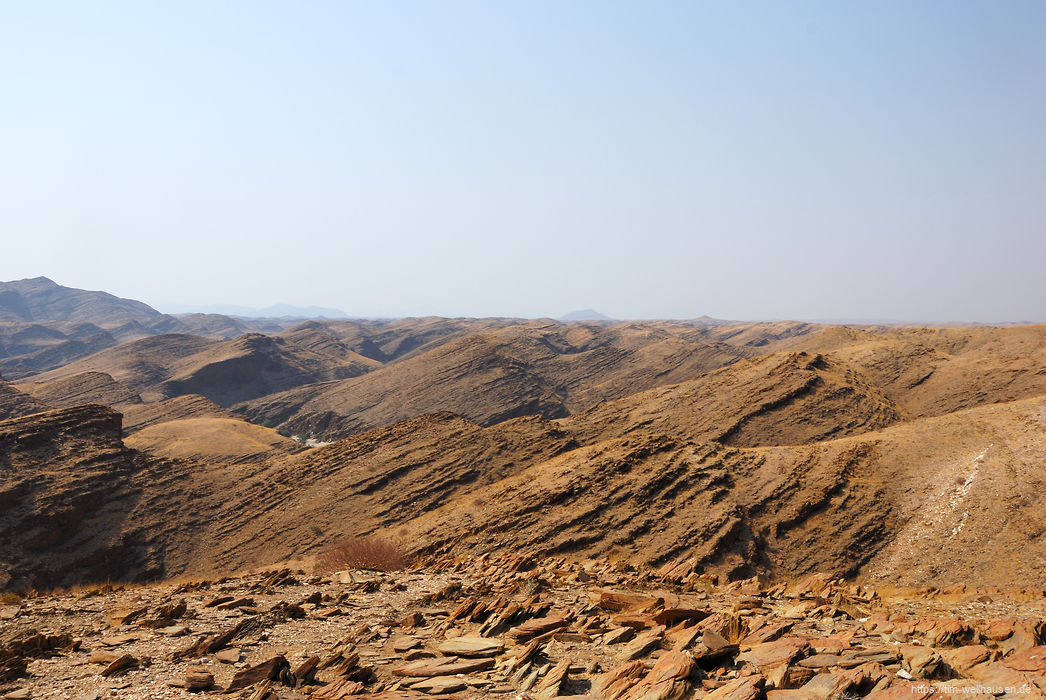 Der Kuiseb-Pass führt über keinen Berg, sondern durch eine Schlucht - die Landschaft schaut unwirklich aus, zudem war es bei uns sehr diesig.