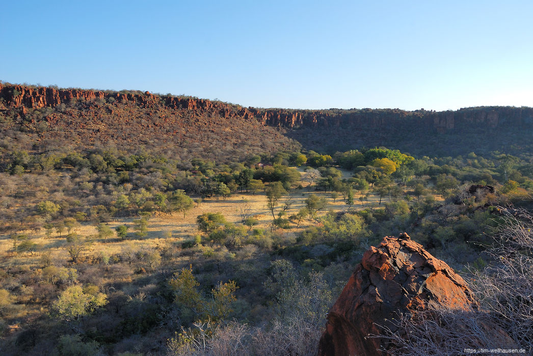 Der Waterberg im Norden Namibias ist mit seinem Sandstein schon von weitem zu sehen. Vor über hundert Jahren war er Schauplatz der Kämpfe zwischen den Herero und der deutschen Schutztruppe.