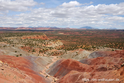 Von Boulder aus führt der Burr-Trail durch den Long-Canyon und bringt einen zu dieser farbenprächtigen Abbruchkante mit Blick auf den Capitol Reef-Nationalpark.
