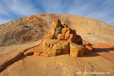 Der Wächter am Fuße des Yellow Rock. Im späten Nachmittagslicht kommen die vielen bunten Streifen besonders gut zur Geltung.