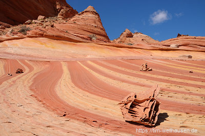 Hier liegen überall große Brocken kunstvoller Sandsteingebilde.