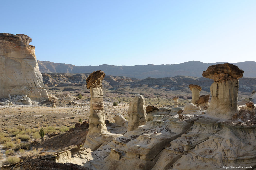 Auch die weitere Umgebung entlang der Abbruchkante bietet viele weitere Hoodoos, von riesig bis winzig.