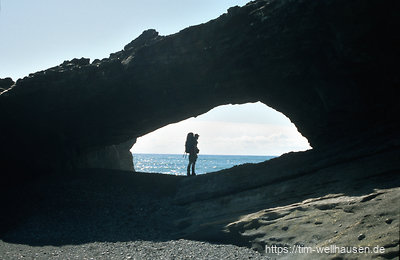 Tsusiat Point ist ein natürlicher Felsbogen, durch den man hindurchgehen kann, wenn das Wasser nicht zu hoch steht. Das Bild eines einsamen Wanderers unter diesem Bogen ist wahrscheinlich schon legendär.