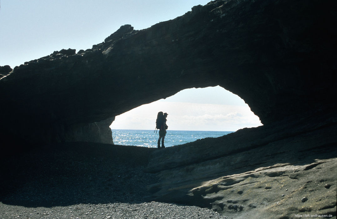 Tsusiat Point ist ein natürlicher Felsbogen, durch den man hindurchgehen kann, wenn das Wasser nicht zu hoch steht. Das Bild eines einsamen Wanderers unter diesem Bogen ist wahrscheinlich schon legendär.