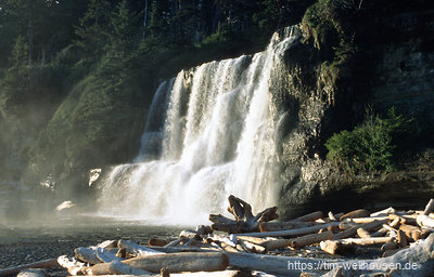 Und genau so schön war der Wasserfall selbst. Nach vier schweißreichen Tagen war die dort mögliche Dusche sehr willkommen.