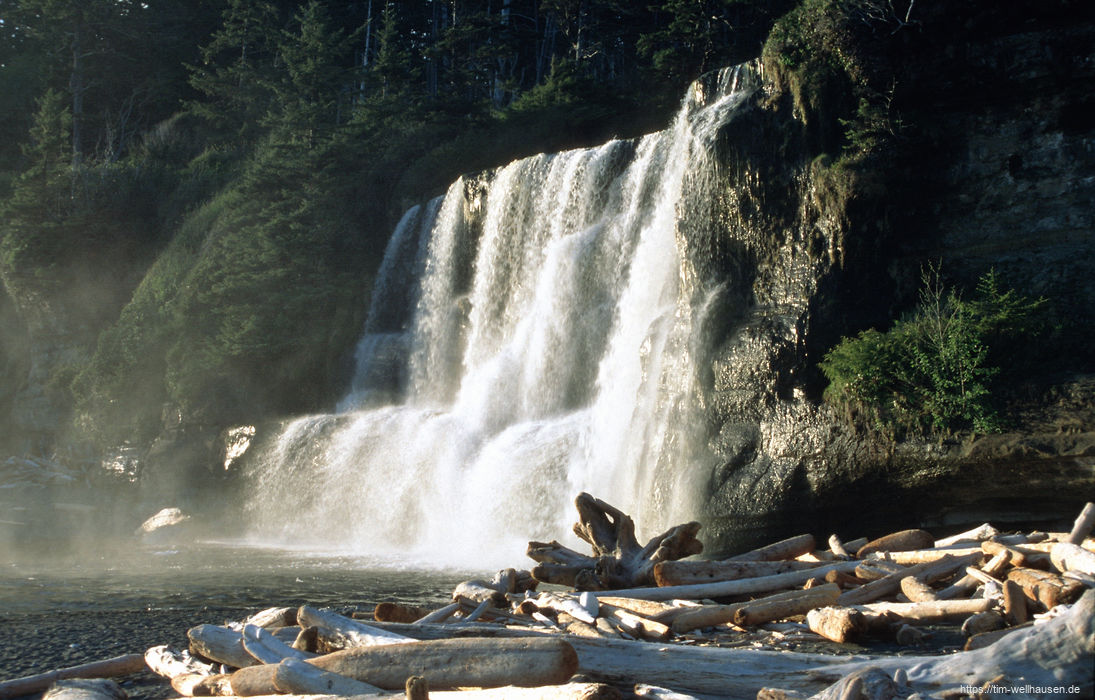 Und genau so schön war der Wasserfall selbst. Nach vier schweißreichen Tagen war die dort mögliche Dusche sehr willkommen.